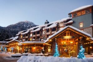 Un lieu de mariage de rêve au bord du lac au cœur des montagnes de Whistler