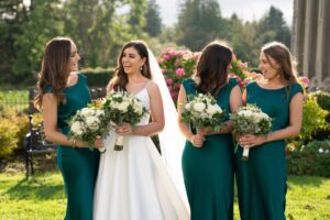 Un mariage classique avec du blanc, du noir, du vert forêt et de l'or