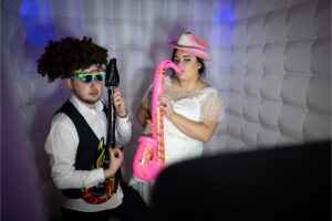 Un mariage cravate noire pour le réveillon du Nouvel An pour les mélomanes