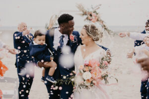 Un mariage de plage heureux entre dans l'histoire : Kirsty et Joao