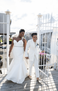 Un mariage élégant célébrant l'amour lesbien noir