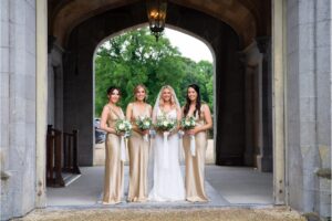 Un mariage glamour décontracté avec des accents blancs et dorés