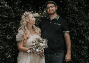Un mariage orageux sur la plage avec citation de mariage de Tolkien