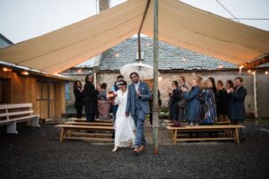 Un mariage pluvieux dans la cour à la ferme de la Free Company