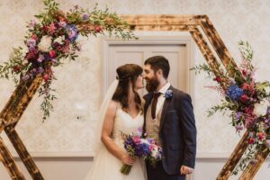 Un mariage rustique sur le thème du jardin avec des fleurs roses et violettes vives