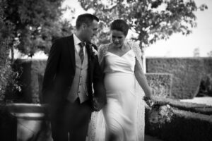 Un mariage simple et non traditionnel avec de belles fleurs blanches et de l'eucalyptus