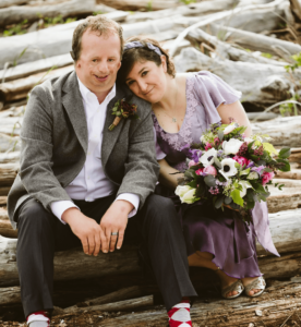 Un micro-mariage intime à Seattle centré sur la nourriture et la famille |  Mariée décalée