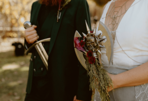 Un script de cérémonie de mariage Halloween viking avec un échange d'armes