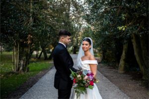 Un superbe mariage en cravate noire avec du rouge et du vert