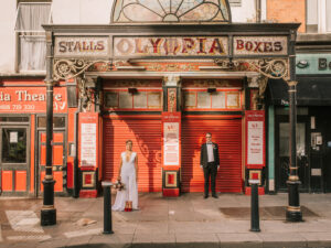 Une célébration de la ville de Dublin sérieusement cool et élégante avec une combinaison de mariée !