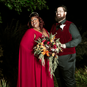 Une cérémonie de jeûne des mains burlesque queer dans les bois
