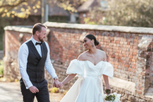 Une robe Suzanne Neville sur mesure pour un élégant mariage sous chapiteau |  J'aime ma robe®