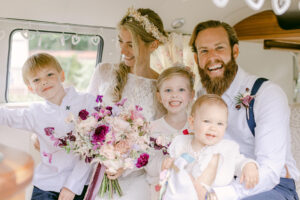 Une robe de mariée Etsy pour un mariage familial romantique et intime dans notre belle serre à Chiddingfold, Surrey |  J'aime ma robe®