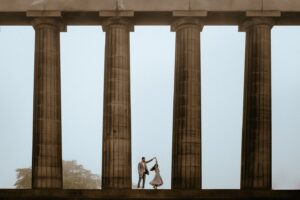 Une séance de fiançailles surprise magique et brumeuse sur Calton Hill, Édimbourg