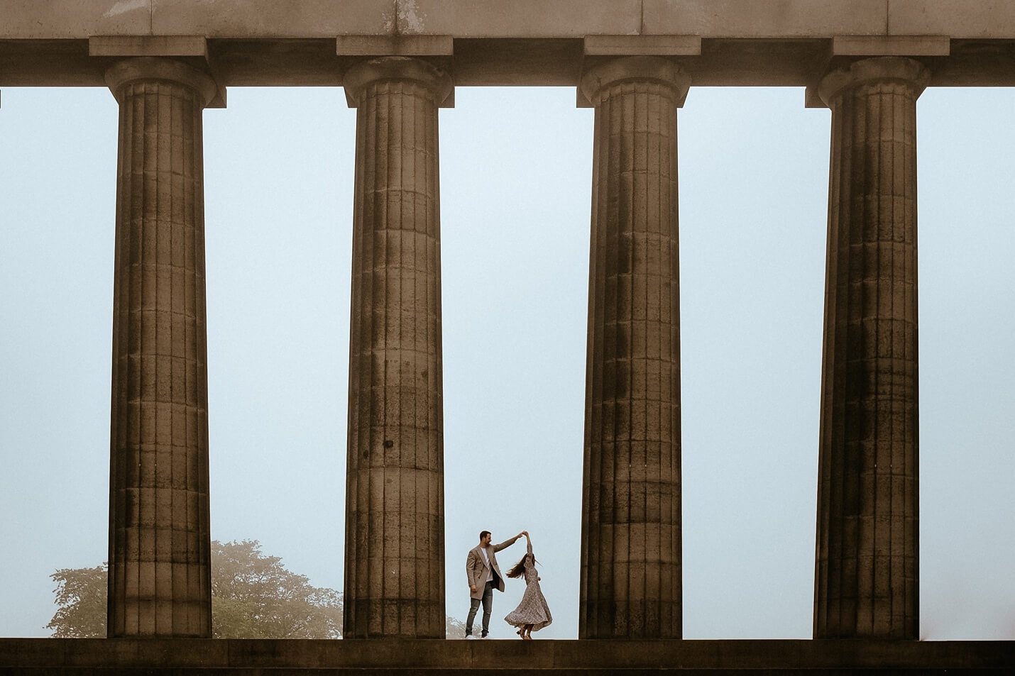 Une séance de fiançailles surprise magique et brumeuse sur Calton Hill, Édimbourg