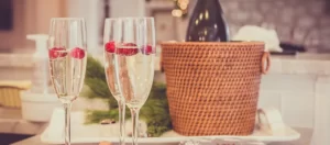 Voici EXACTEMENT la quantité de champagne dont vous avez besoin pour un toast de mariage