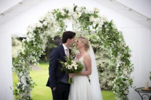 Vous planifiez un mariage à la maison ?  Considérez ces 10 choses !