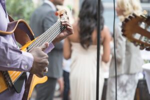 Wedding Cocktail Hour Music 101 : Le livre de jeu pour les couples fiancés